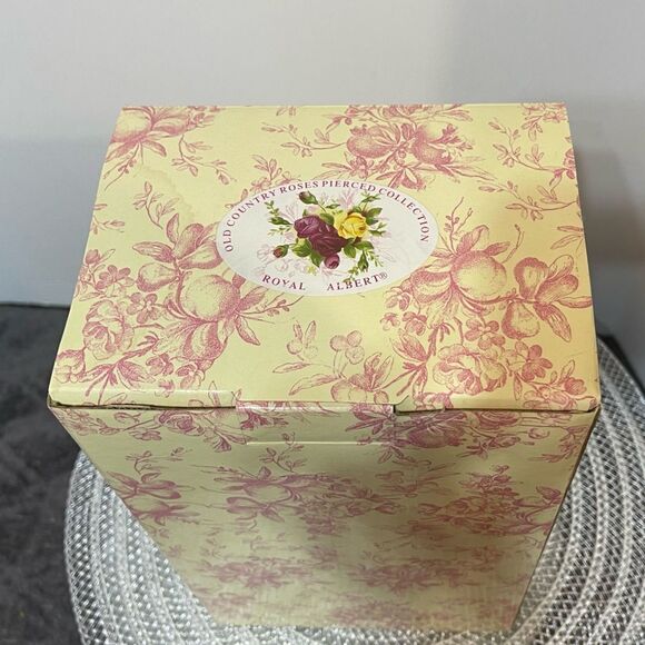 Royal Albert Pierced Cream and Sugar Set Old Country Roses NWT - Picture 16 of 16